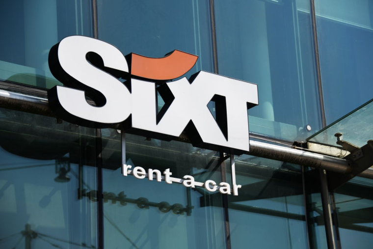 sixt location de voitures enseigne (Crédits: Adobe Stock)