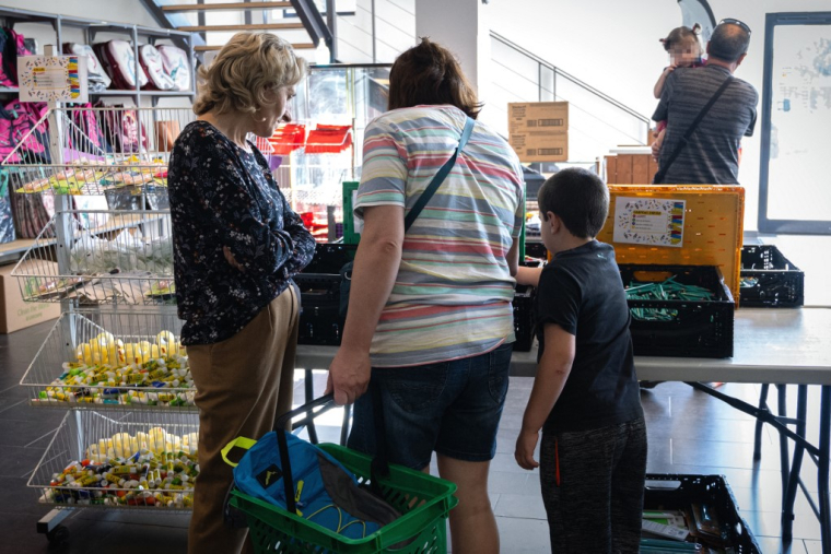 Une association distribue des fournitures scolaires à des familles pauvres à Strasbourg, le 11 août. ( AFP / PATRICK HERTZOG )