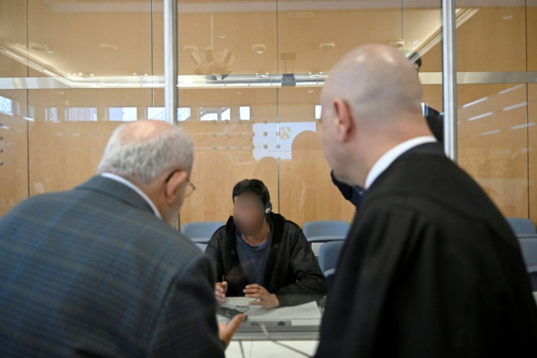 Issa Al H arrive au tribunal de Düsseldorf le 10 septembre 2025, jour de sa condamnation à la perpétuité pour l’attaque au couteau qui a fait trois morts à Solingen en août 2024 ( AFP / INA FASSBENDER )