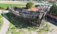 Vue aérienne du Jean-Bart, une réplique grandeur nature d'un navire de guerre de l'époque de Louis XIV, en cours de construction, à Gravelines, dans Nord, le 7 septembre 2026 ( AFP / Pierre BEAUVILLAIN )