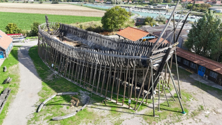 Vue aérienne du Jean-Bart, une réplique grandeur nature d'un navire de guerre de l'époque de Louis XIV, en cours de construction, à Gravelines, dans Nord, le 7 septembre 2026 ( AFP / Pierre BEAUVILLAIN )