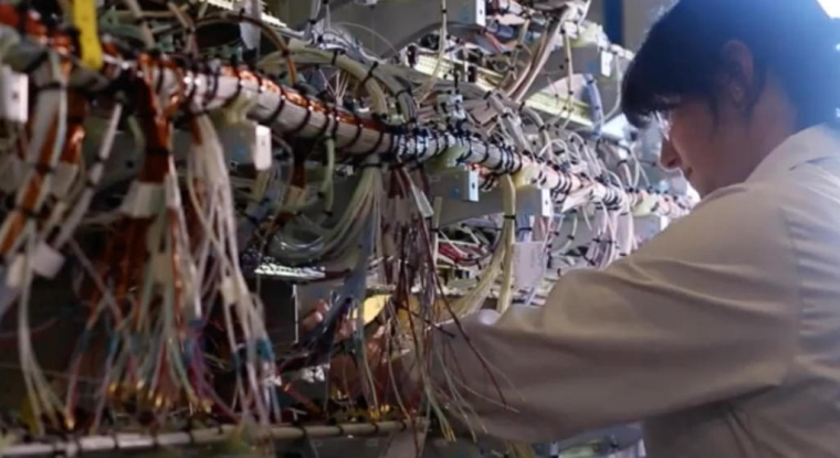 Une salariée de LAtécoère travaille sur un système d'interconnexion aéronautique. (© Latécoère)
