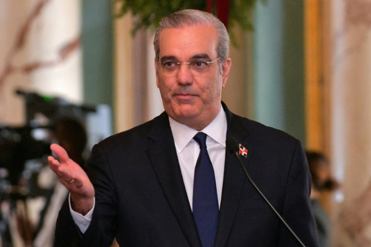 Le président de la République dominicaine, Luis Abinader, ors d'une conférence de presse après une rencontre avec le secrétaire américain à la Défense, Pete Hegseth, au Palais national de Saint-Domingue, le 26 novembre 202 ( AFP / Felix Leon )
