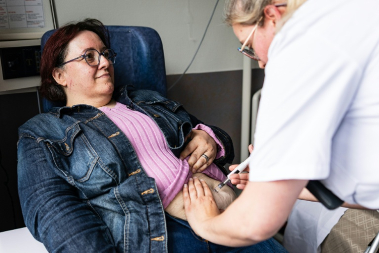 Une infirmière injecte du Mounjaro, un médicament anti-obésité, à Virginie, au centre hospitalier de Valenciennes, dans le Nord, le 12 juin 2026 ( AFP / Sameer Al-DOUMY )