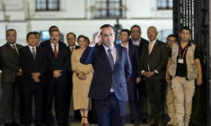 Le président par intérim José Jeri sort du Palais du gouvernement à Lima, Pérou, le 17 février 2026 ( AFP / Connie FRANCE )