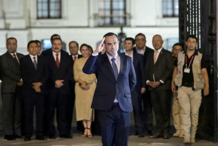 Le président par intérim José Jeri sort du Palais du gouvernement à Lima, Pérou, le 17 février 2026 ( AFP / Connie FRANCE )
