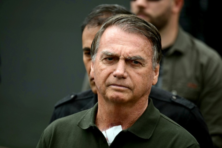 L'ancien président brésilien Jair Bolsonaro, assigné à résidence, quitte l'hôpital DF Star de Brasilia, après avoir subi une série d'examens médicaux, le 14 septembre 2025 ( AFP / Pablo PORCIUNCULA )