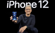 Le PDG d'Apple Tim Cook présente l'iPhone 12 Pro à Cupertino en Californie le 13 octobre 2020.  ( Apple Inc. / BROOKS KRAFT )