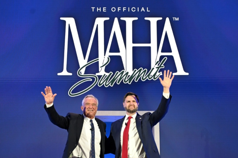 Le ministre américain de la Santé Robert F. Kennedy Jr. (g) et le vice-président américain JD Vance lors du sommet Make America Healthy Again (MAHA) à Washington, le 12 novembre 2025 ( AFP / Alex WROBLEWSKI )