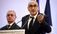 Le ministre de l'Intérieur Laurent Nuñez et le préfet de police de Paris, Patrice Faure (g), lors d'une conférence de presse, le 29 octobre 2026 à Paris ( AFP / SIMON WOHLFAHRT )