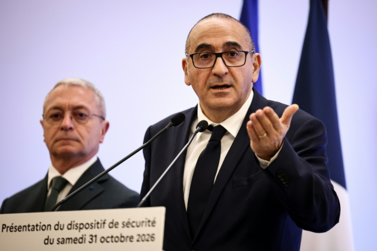 Le ministre de l'Intérieur Laurent Nuñez et le préfet de police de Paris, Patrice Faure (g), lors d'une conférence de presse, le 29 octobre 2026 à Paris ( AFP / SIMON WOHLFAHRT )