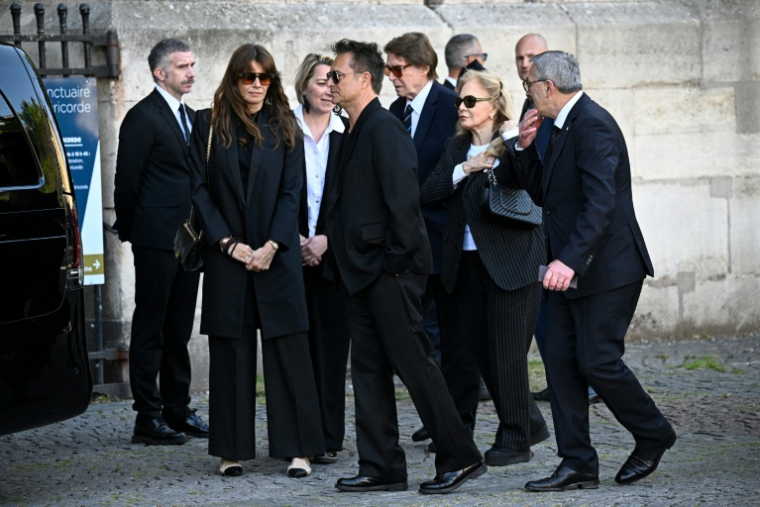 Sylvie Vartan (2eD), son époux Tony Scotti (3eD) et son fils David Hallyday (C) arrivent aux obsèques de Nathalie Baye, le 24 avril 2026 à Paris ( AFP / JULIEN DE ROSA )