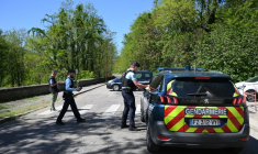 Des gendarmes bloquent l'accès à une route à La Grand-Combe, dans le Gard, le 25 avril 2025, après qu'un fidèle musulman a été tué dans la mosquée de la ville ( AFP / Sylvain THOMAS  )