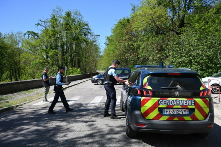 Des gendarmes bloquent l'accès à une route à La Grand-Combe, dans le Gard, le 25 avril 2025, après qu'un fidèle musulman a été tué dans la mosquée de la ville ( AFP / Sylvain THOMAS )