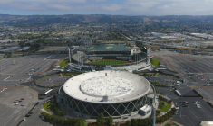 Aux États-Unis, un goal jette un deuxième ballon sur le terrain pour empêcher l'adversaire de marquer