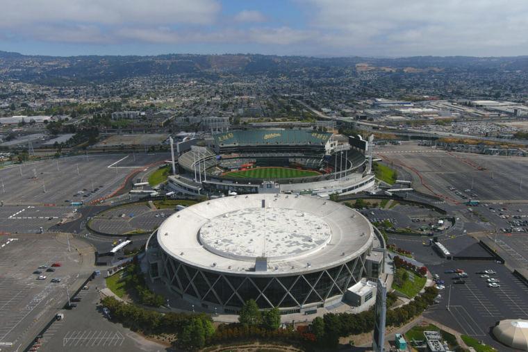 Aux États-Unis, un goal jette un deuxième ballon sur le terrain pour empêcher l'adversaire de marquer