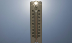 Après une légère accalmie jeudi, due aux orages, le thermomètre repart à la hausse vendredi, avec 80 départements placés en vigilance orange par Météo-France ( AFP / Martin LELIEVRE )