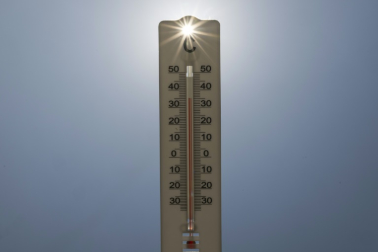 Après une légère accalmie jeudi, due aux orages, le thermomètre repart à la hausse vendredi, avec 80 départements placés en vigilance orange par Météo-France ( AFP / Martin LELIEVRE )