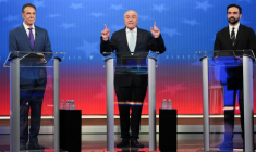 Les candidats à la mairie de New York (de g à d) Andrew Cuomo, Curtis Sliwa et Zohran Mamdani en débat à New le16 octobre 2025. ( POOL / Angelina Katsanis )