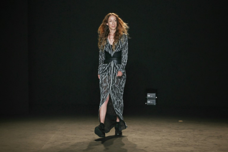 La créatrice néerlandaise Iris van Herpen après son défilé à Paris lors de la semaine de la haute couture, le 7 juillet 2025 ( AFP / Thomas SAMSON )