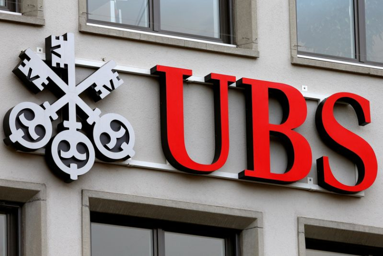 Le logo de UBS est visible à une succursale de la banque suisse à Zurich