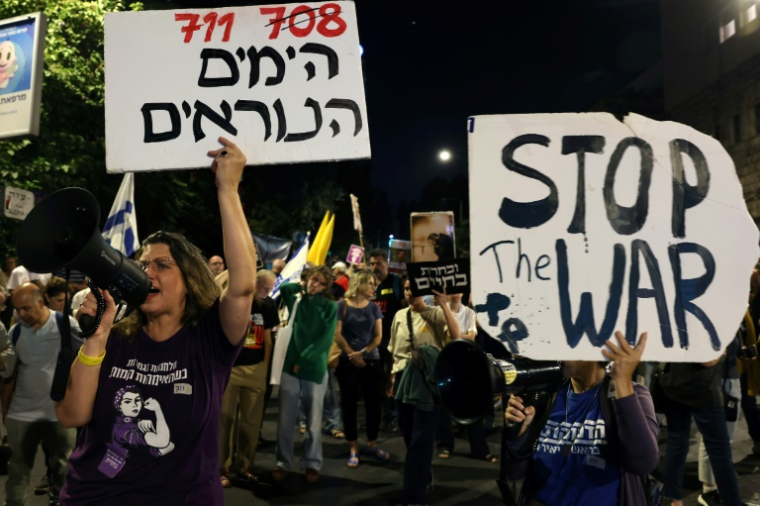 Des proches d'otages israéliens et des manifestants participent à une manifestation antigouvernementale appelant à des actions pour obtenir la libération des otages israéliens retenus dans la bande de Gaza, à Jérusalem, le 16 septembre 2025 ( AFP / AHMAD GHARABLI )