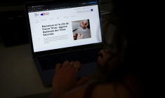 Un journaliste de l'AFP consulte le site web de France Titres - Agence Nationale des Titres Sécurisés ANTS (France Titres Securises), à Paris, le 20 avril 2026 ( AFP / Charlotte SIEMON )