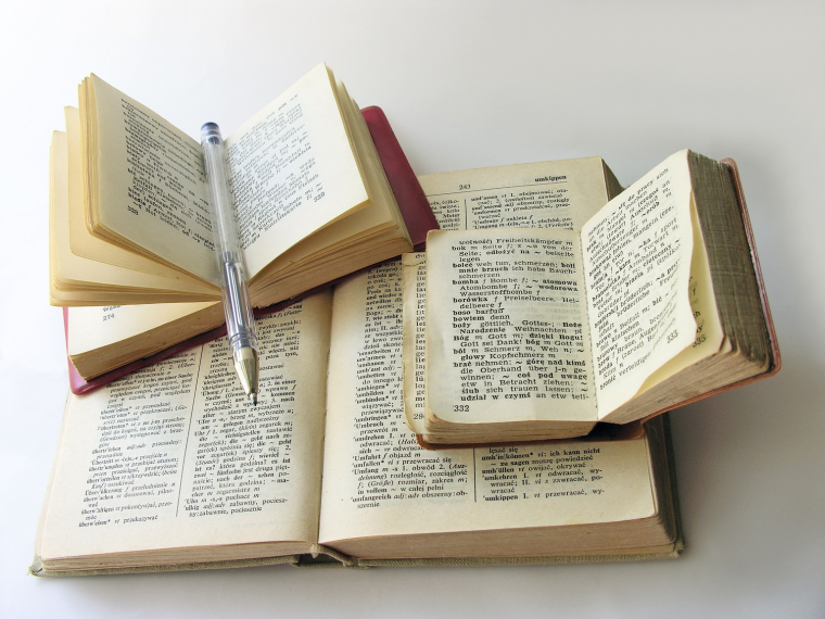 Une des raisons les plus souvent évoquées pour retraduire est que les traductions vieillissent. (crédit : Adobe Stock)