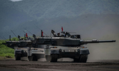 (Des chars de combat des Forces terrestres d'autodéfense japonaises lors d'un exercice de tir réel dans la zone de manœuvre d'East Fuji, à Gotemba, le 27 mai 2023 au Japon ( AFP / Yuichi YAMAZAKI )