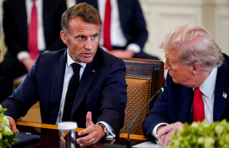 Le président français Emmanuel Macron parle au président américain Donald Trump