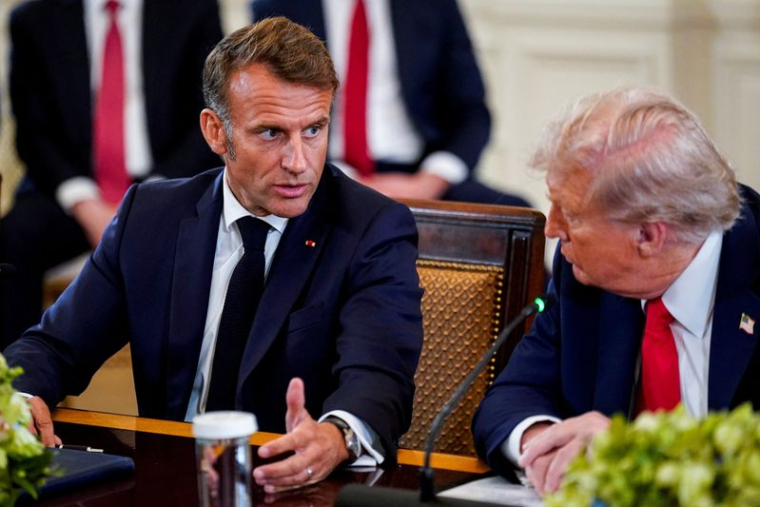 Le président français Emmanuel Macron parle au président américain Donald Trump