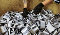 Un employé travaille dans une usine de l'industrie automobile qui exporte ses produits vers les États-Unis, à Ciudad Juarez