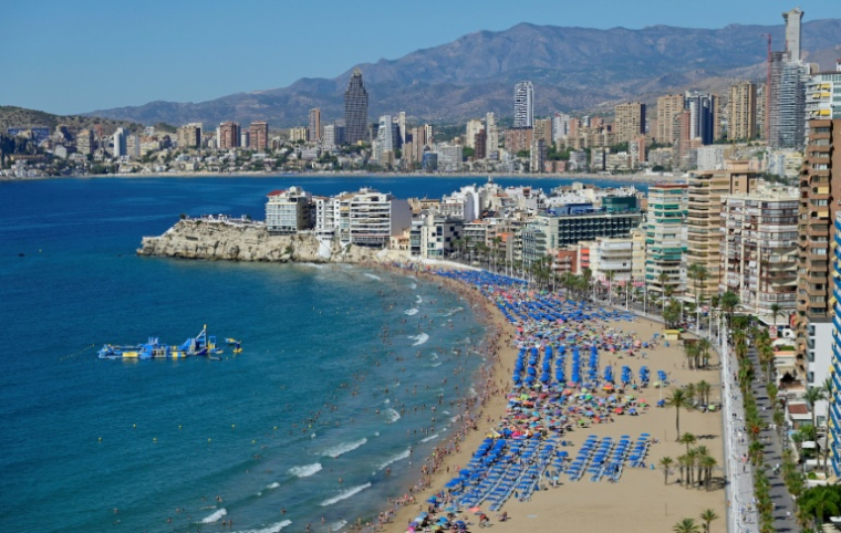 Des touristes sur la plage de Levante à Benidorm, au nord d'Alicante, en Espagne, le 11 septembre 2025  ( AFP / Jose Jordan )