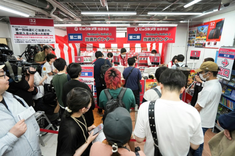 Des clients font la queue pour acheter la Nintendo Switch 2 dans un magasin d'électronique à Tokyo, le 5 juin 2025 ( AFP / Kazuhiro NOGI )