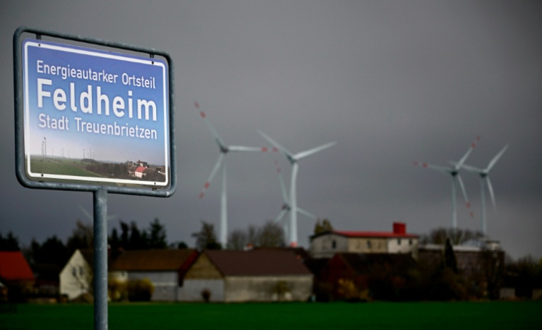 Des éoliennes en arrière-plan à Feldheim, dans l'est de l'Allemagne, le 25 mars 2026 ( AFP / Tobias SCHWARZ )