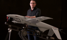 Le directeur général d'Ukrspecsystems, Rory Chamberlain, à côté d'un des drones de reconnaissance Shark dans l'usine britannique de l'entreprise près de Cambridge, dans l'est de l'Angleterre, le 5 mars 2026 ( AFP / Chris Radburn )