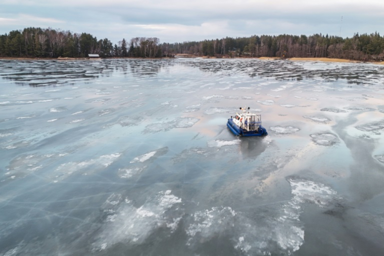 Un aéroglisseur ramène des écoliers à la maison, le 3 mars 2026 à Paragas en Finlande ( AFP / Alessandro RAMPAZZO )