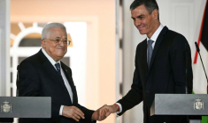 Le président de l'Autorité palestinienne, Mahmoud Abbas (à gauche), serre la main du Premier ministre espagnol Pedro Sánchez au palais de la Moncloa à Madrid, le 10 décembre 2025 ( AFP / Javier SORIANO )