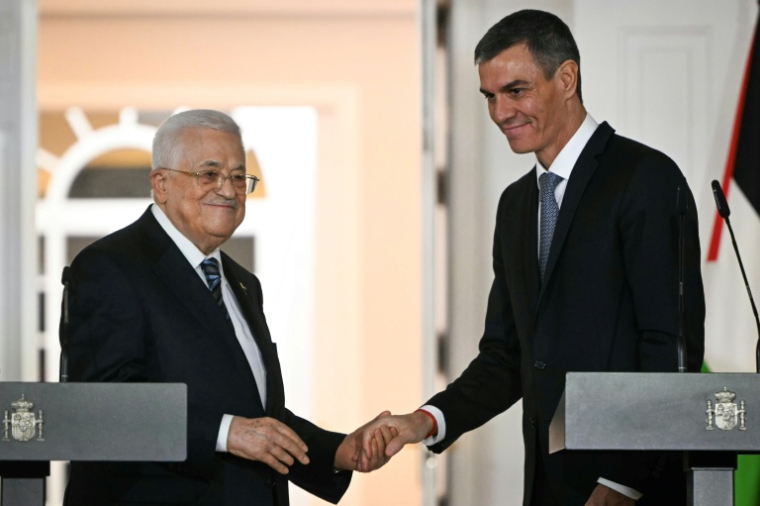 Le président de l'Autorité palestinienne, Mahmoud Abbas (à gauche), serre la main du Premier ministre espagnol Pedro Sánchez au palais de la Moncloa à Madrid, le 10 décembre 2025 ( AFP / Javier SORIANO )