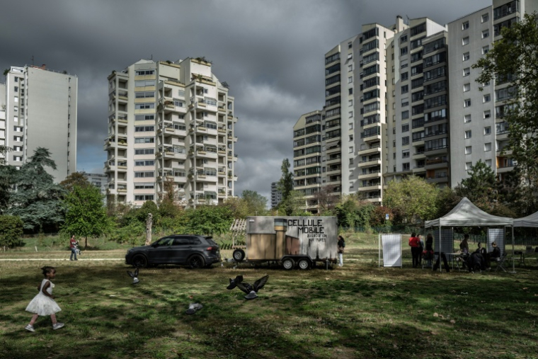 La cellule mobile au milieu des tours du Tonkin à Villeurbanne dans le Rhône le 14 octobre 2026 ( AFP / JEFF PACHOUD )