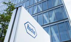 Le logo de Roche sur un des bâtiments du groupe à Rotkreuz. (Crédit:  / Roche)