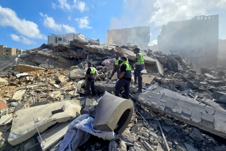 Des secouristes fouillent les décombres d'un bâtiment après une frappe aérienne israélienne à l'aube dans la région d'al-Hosh, près de Tyr, dans le sud du Liban , le 26 mai 2026 ( AFP / - )