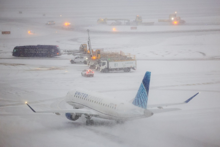 Un avion sur le tarmac de l'aéroport de LaGuardia à New York, le 25 janvier 2026 ( AFP / CHARLY TRIBALLEAU )