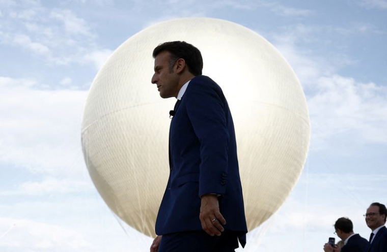 Le président français Macron visite le site de réinstallation de la vasque olympique à Paris