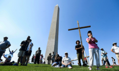 Des fidèles chrétiens prient devant le Washington Monument à la veille d'une journée de "prière nationale" à Washington le 16 mai 2026. ( AFP / Matthew Hatcher )