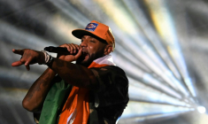 Le rappeur français Booba sur la scène du Festival des Musiques Urbaines d'Anoumabo, à Abidjan, le 30 avril 2023 en Côte d'Ivoire ( AFP / Issouf SANOGO )