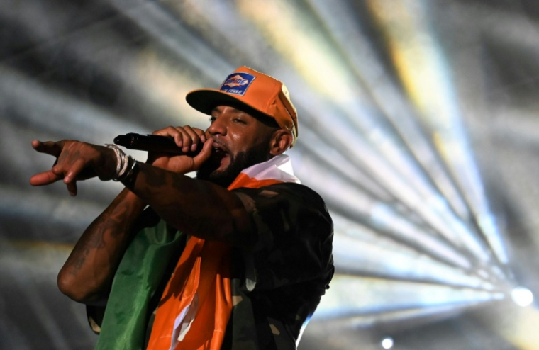 Le rappeur français Booba sur la scène du Festival des Musiques Urbaines d'Anoumabo, à Abidjan, le 30 avril 2023 en Côte d'Ivoire ( AFP / Issouf SANOGO )