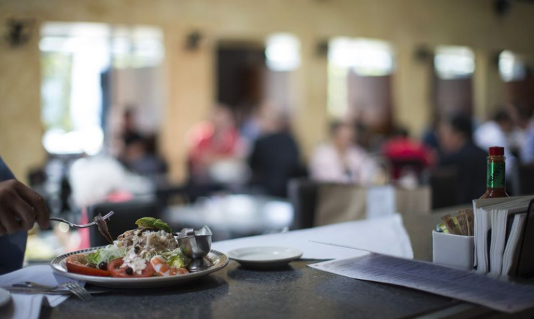 Une salade de crabe Louis est photographiée au restaurant Kate Mantilini à Beverly Hills