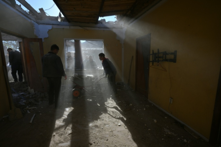 Des habitants dégagent les décombres d’une maison détruite par une attaque de drone dans la localité de Stariy Krym, dans la région de Donetsk, en Ukraine, le 3 mai 2026 ( AFP / STRINGER )