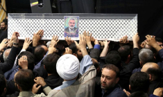 Des gens portent le cercueil du chef du Hamas Ismail Haniyeh lors de sa cérémonie funéraire à Téhéran